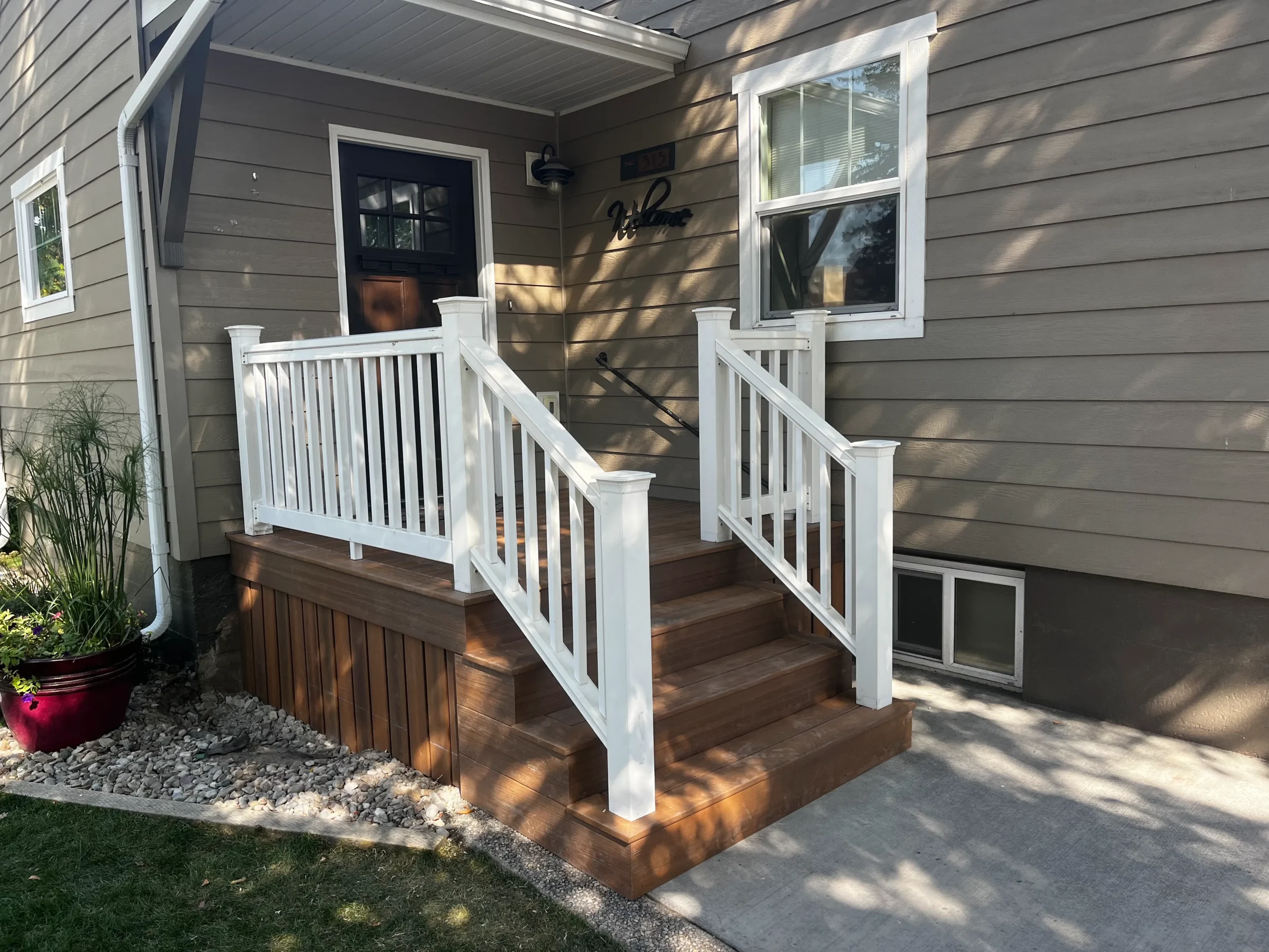 Patio deck installation with custom railings in Simpsonville KY