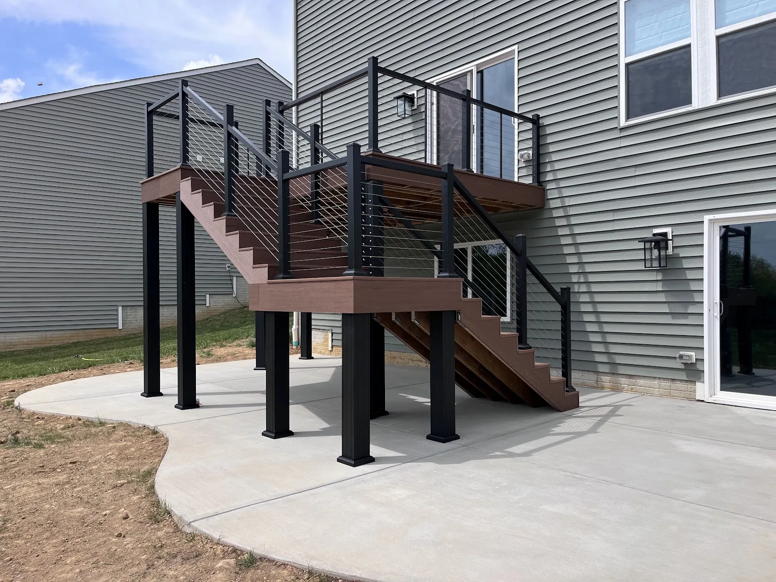 Composite deck with black cable railing in Crestwood KY